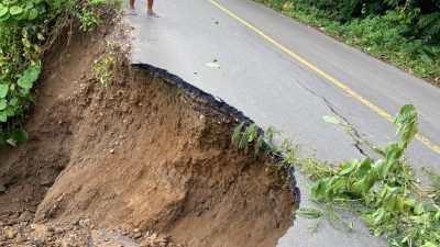 AWAS! Jalan Payahe-Weda Rusak Berat, Rawan Kecelakaan!