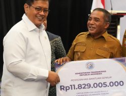 Wamen Transmigrasi Serahkan Rp 11,8 Miliar untuk Perkuat Infrastruktur Transmigrasi Halmahera Tengah