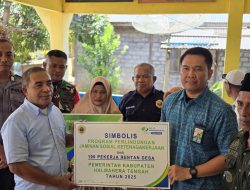 Wabup Halteng Serahkan Kartu BPJS Ketenagakerjaan kepada Pekerja Rentan di Desa Wale