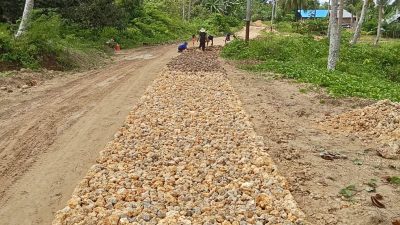 Lebih Setahun Menanti, Hak Buruh Proyek Jalan Lapen Sekely–Kurunga Belum Dibayar